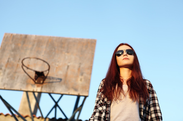 dívka s sluneční brýle při pohledu na oblohu za se starým ba - Fotografie, Obrázek