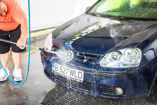 Lavage et nettoyage de voiture en libre-service station de lavage de voiture. Lavage de voitures à l'eau haute pression à Bucarest, Roumanie, 2021 - Photo, image