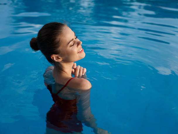 веселая женщина в бассейне на природе красный купальник отдыха природы - Фото, изображение