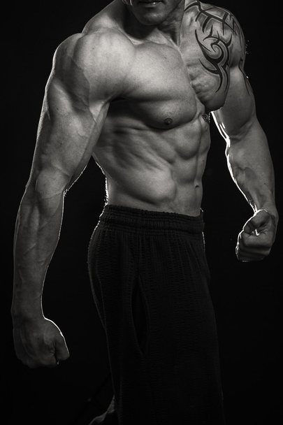 Homem do músculo com halteres
 - Foto, Imagem