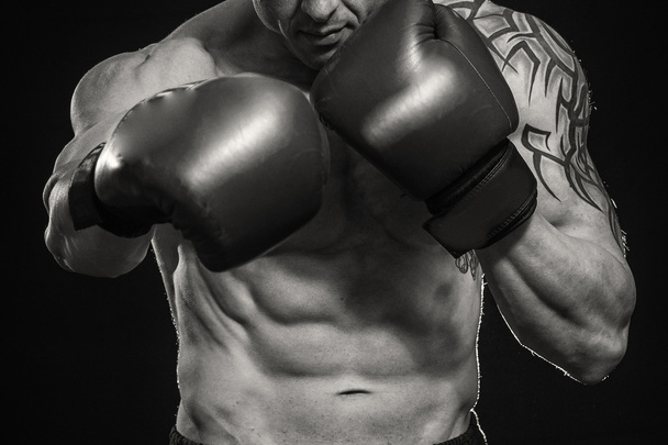 Hombre con tatuaje boxeo
 - Foto, imagen