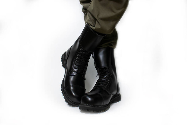 erkek ayakkabıları beyaz arkaplanda siyah izole - Fotoğraf, Görsel