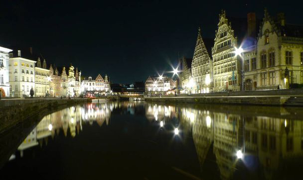 Widok nocny głównego kanału w Gent, Belgia - Zdjęcie, obraz