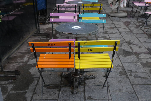 Színes székek egy brüsszeli kávézóban, Belgium - Fotó, kép