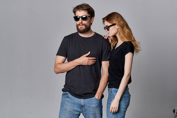 μοντέρνος άντρας και γυναίκα κοινωνικοποιούνται μαζί ποζάροντας τον τρόπο ζωής στούντιο μόδας - Φωτογραφία, εικόνα