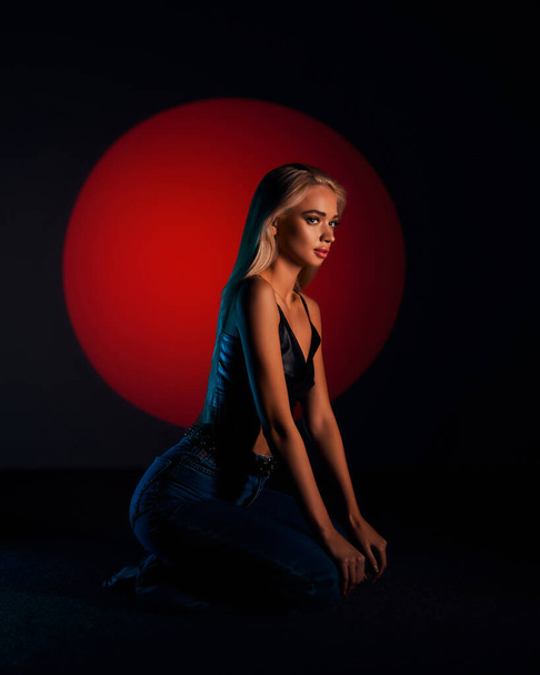 Beautiful girl posing in the style of cinema. Photoshoot with a young blonde and colored light. - Fotografie, Obrázek