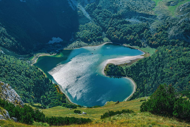  tó magas a hegyekben, Montenegró, Trnovacko tó, Nemzeti park Piva - Fotó, kép