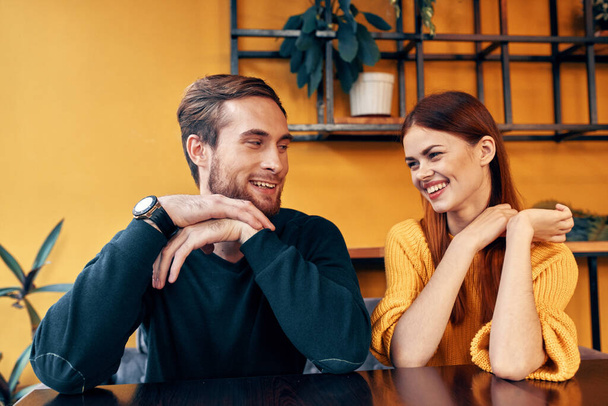 junges Paar sitzt in einem Restaurant im Chat-Dating - Foto, Bild