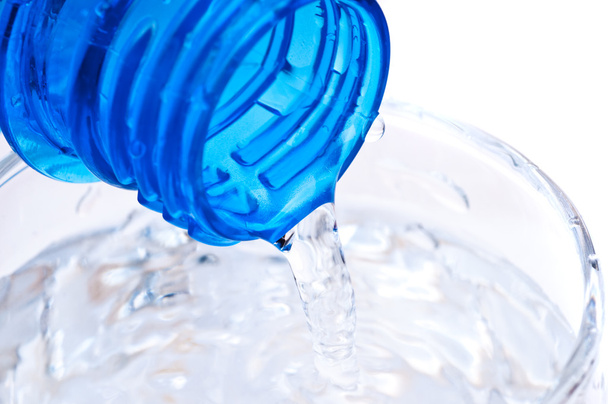 бутылка наливая воду в стекло
 - Фото, изображение