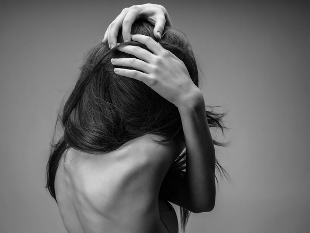 donna con corpo nudo in piedi con la sua figura posteriore sfondo bianco e nero - Foto, immagini