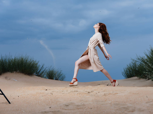 Mujer pelirroja vestido blanco caminar isla de arena - Foto, Imagen