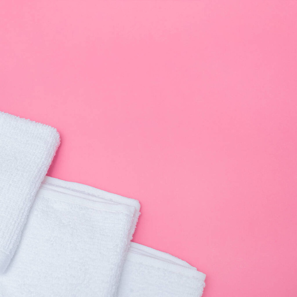 high angle view white towels pink background. High quality photo - Foto, Imagen