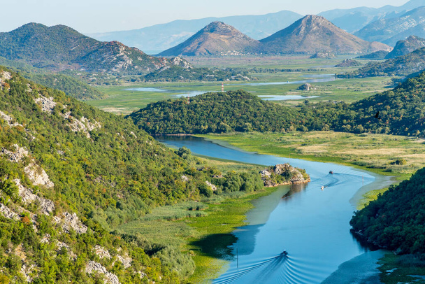Crnojevica nehri kıyıları ve dağları, Skadar Gölü Ulusal Parkı, Karadağ - Fotoğraf, Görsel
