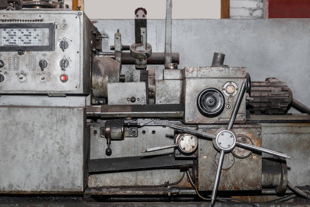 Revolver de tour ancien équipement de machine pour le travail de serrurier dans une usine industrielle. - Photo, image