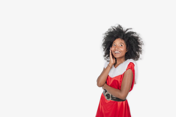 Jovem mulher negra feliz em um traje de Natal sobre um fundo branco - Foto, Imagem