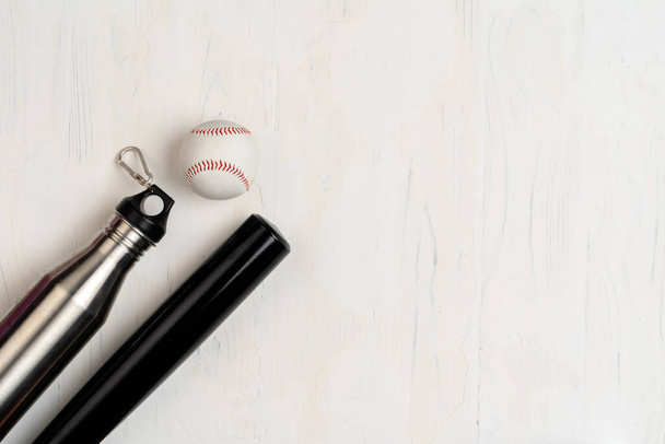 Baseball bat and ball, view from above - Φωτογραφία, εικόνα