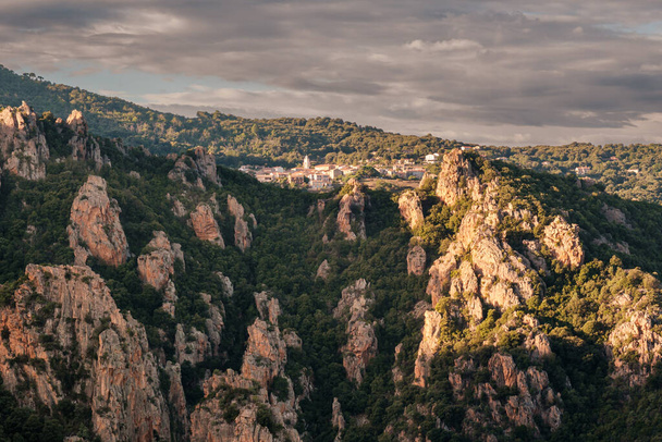 Sol de la mañana en el pueblo de Piana sobre los acantilados rocosos de las Calanchas en la costa oeste de Córcega - Foto, imagen