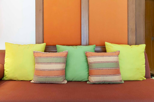 Vihreä ja ruskea tyynyt ruskea kangas pitkä sohva moderni koti olohuone - Valokuva, kuva