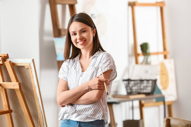 Jovem artista feminina pintura em oficina - Foto, Imagem