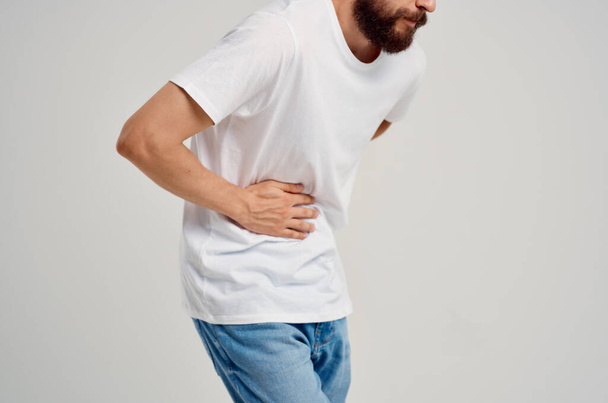muž drží bolest břicha nespokojenost zdravotní problémy nepohodlí - Fotografie, Obrázek