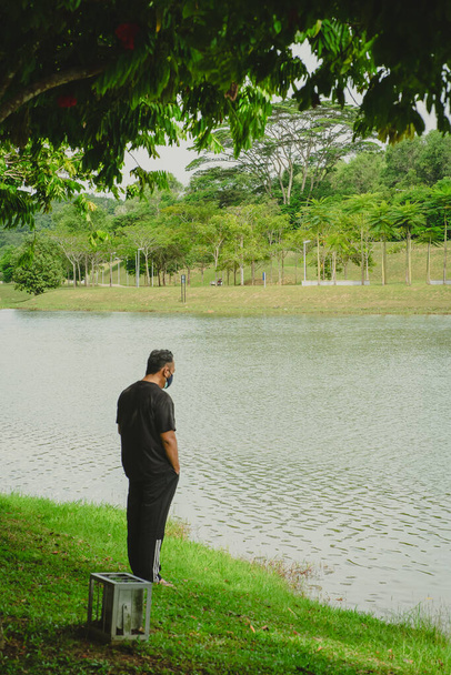 Lago con olas de agua en el parque de Putrajaya, Malasia. - Foto, imagen