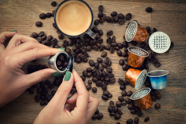 Yeniden kullanılabilir ya da doldurulabilir kahve kapsülü, geri dönüşüm için alüminyum bir konsepte karşı. - Fotoğraf, Görsel