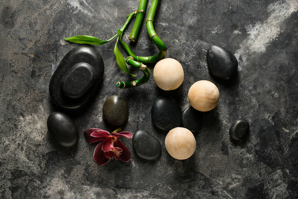 Спа-композиція з камінням і кульками на гранжевому фоні
 - Фото, зображення