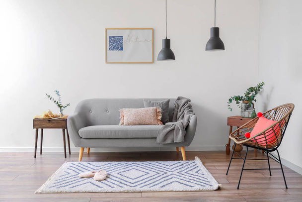 Interno di luminoso soggiorno con divano e rami di eucalipto - Foto, immagini