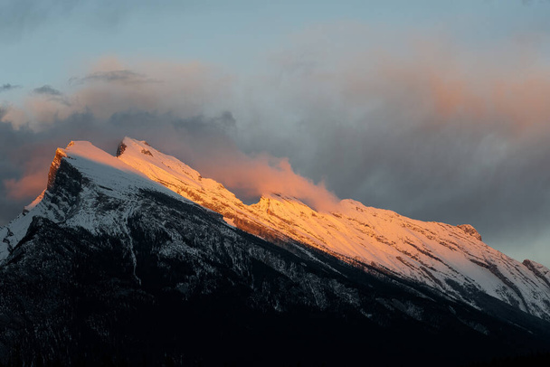 Mount Rundle é a montanha mais famosa do Canada Banff National Park. Um local de peregrinação para fotógrafos. - Foto, Imagem