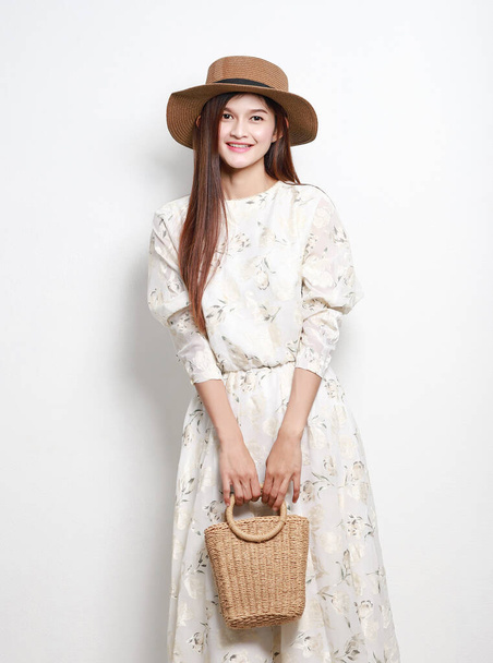 Retrato de joven feliz asiática sosteniendo bolso de tela sobre fondo blanco, hermosa chica tailandesa sonriente. - Foto, Imagen