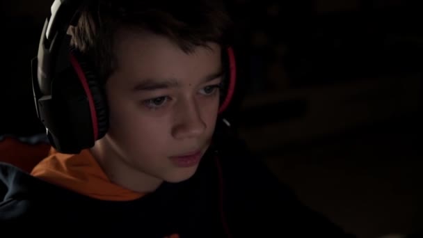 Junge mit Kopfhörern spielen online - Filmmaterial, Video
