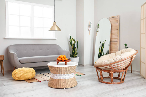 Moderní interiér obývacího pokoje se stylovým zrcadlem a pohovkou - Fotografie, Obrázek