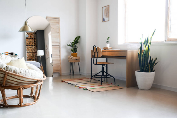 Moderne woonkamer met stijlvolle spiegel, fauteuil en tafel - Foto, afbeelding