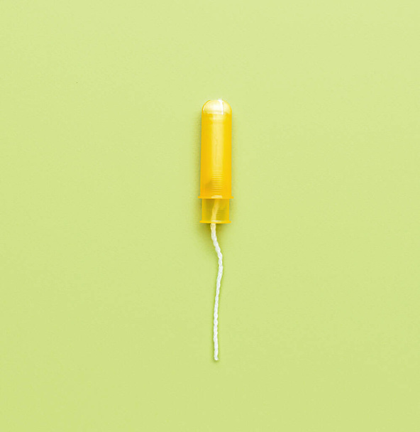 Menstruationstampon auf grünem Hintergrund - Foto, Bild