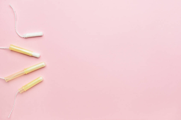 Menstruationstampons auf rosa Hintergrund - Foto, Bild