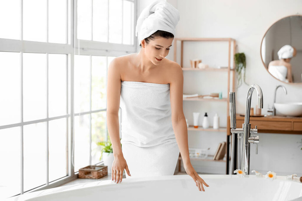 Mulher bonita se preparando para tomar banho em casa - Foto, Imagem