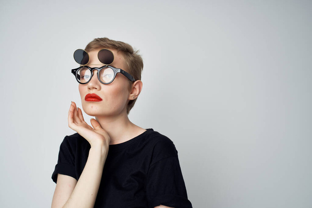 короткие волосы женщина с двойными очками моды светлый фон - Фото, изображение