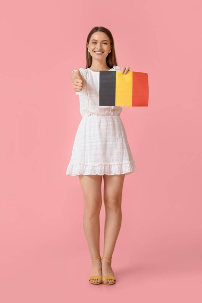 Jovem com bandeira da Bélgica mostrando polegar para cima em fundo de cor - Foto, Imagem