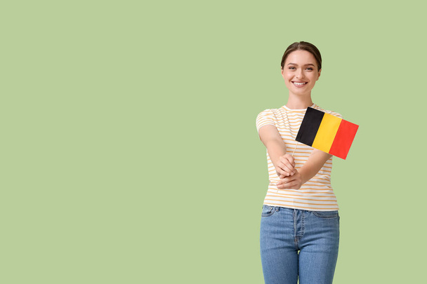 Młoda kobieta z flagą Belgii na tle koloru - Zdjęcie, obraz