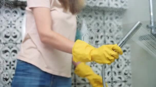 Cabina de baño de limpieza de mujer con rascador - Imágenes, Vídeo