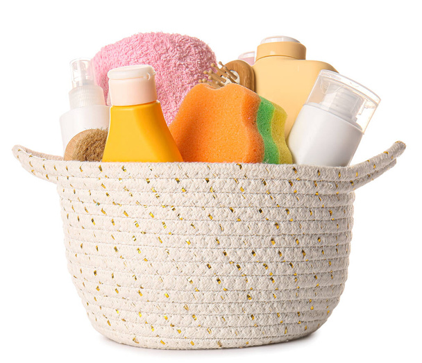 Корзина с полотенцем, банные принадлежности и губка на белом фоне - Фото, изображение