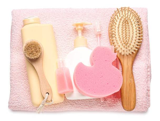 Kylpytarvikkeet, hiusharja, sieni ja pyyhe valkoisella pohjalla - Valokuva, kuva