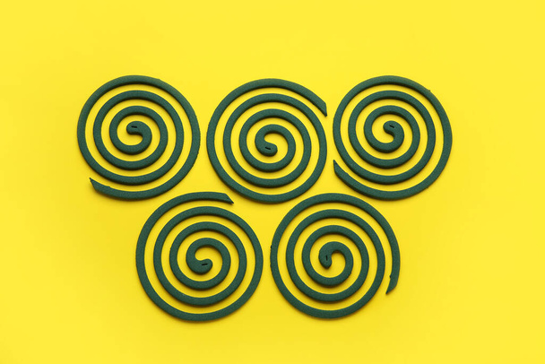 Spirale di zanzare su sfondo giallo - Foto, immagini