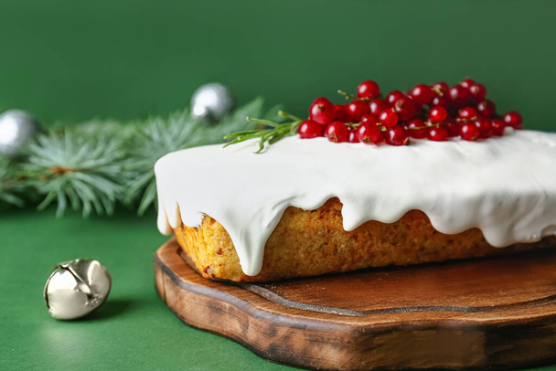 Renkli arkaplanda lezzetli Noel ekmeği olan tahta - Fotoğraf, Görsel