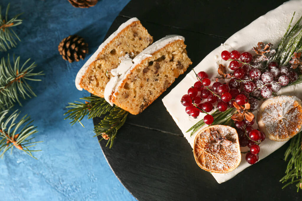 Bord met lekker kerstbrood op kleur achtergrond - Foto, afbeelding