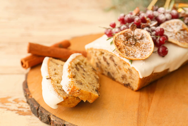 Bord met lekker kerstbrood op houten achtergrond - Foto, afbeelding