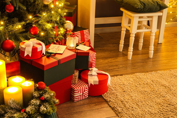 部屋のクリスマスツリーの下に多くの贈り物 - 写真・画像