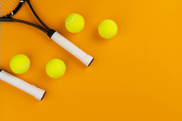 Tennis player sport equipment. Tennis racket and ball - Foto, afbeelding