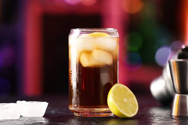 Склянка холодної Куби Лібр коктейль на столі в барі - Фото, зображення
