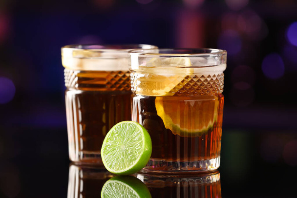 Gläser leckerer Cuba Libre Cocktail auf dem Tisch in der Bar - Foto, Bild